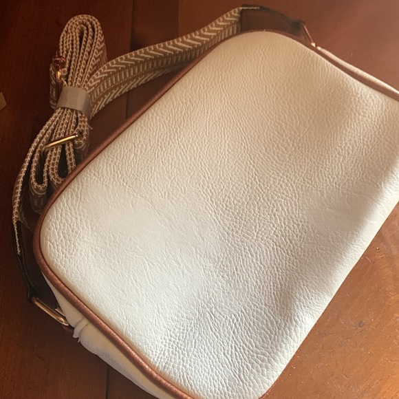 Small crossbody bag trendy vegan leather adjustable wide guitar strap - Picture 4 of 9